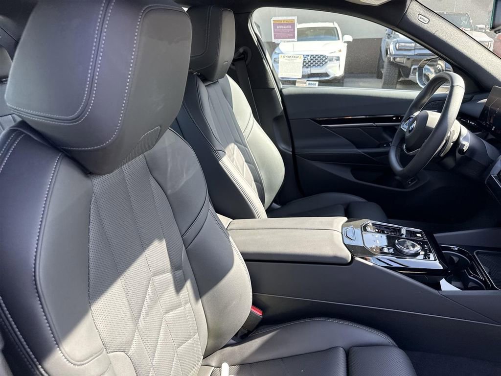 Used 2025 BMW 530i xDrive w/ Premium Package image 28