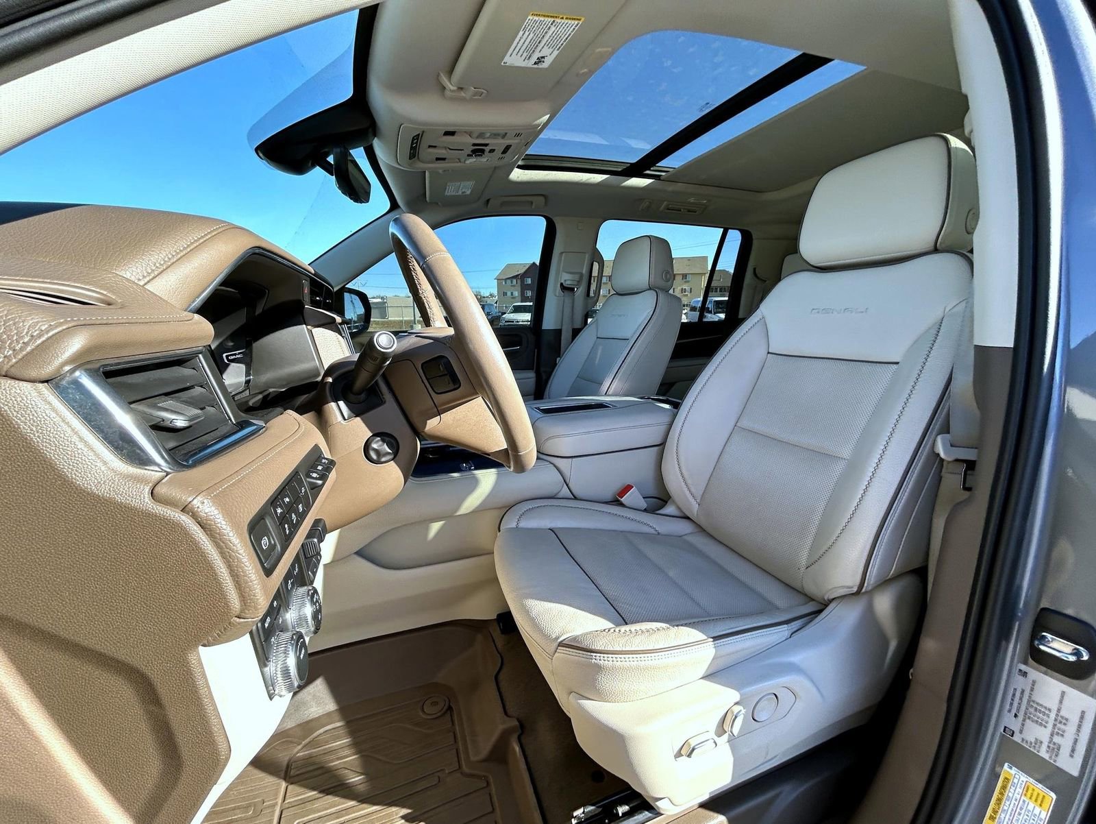 Used 2022 GMC Yukon XL Denali w/ Denali Premium Package image 10