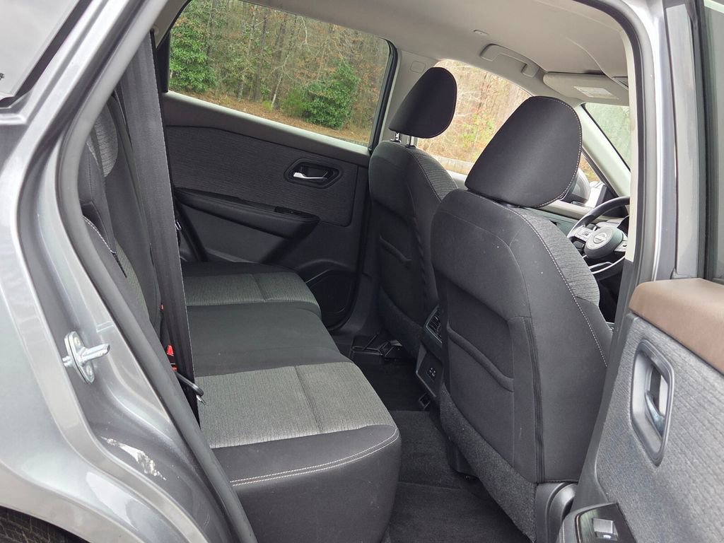 Used 2022 Nissan Rogue SV image 14