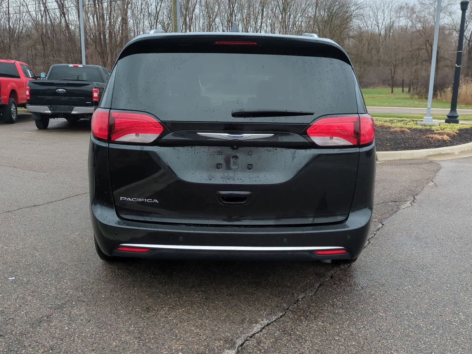 Used 2018 Chrysler Pacifica Touring-L Plus w/ Tire & Wheel Group image 4