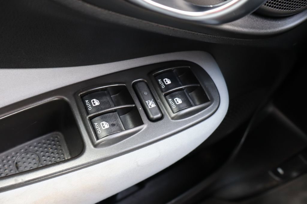 Used 2014 FIAT 500L Easy w/ Popular Equipment Group FWD image 21