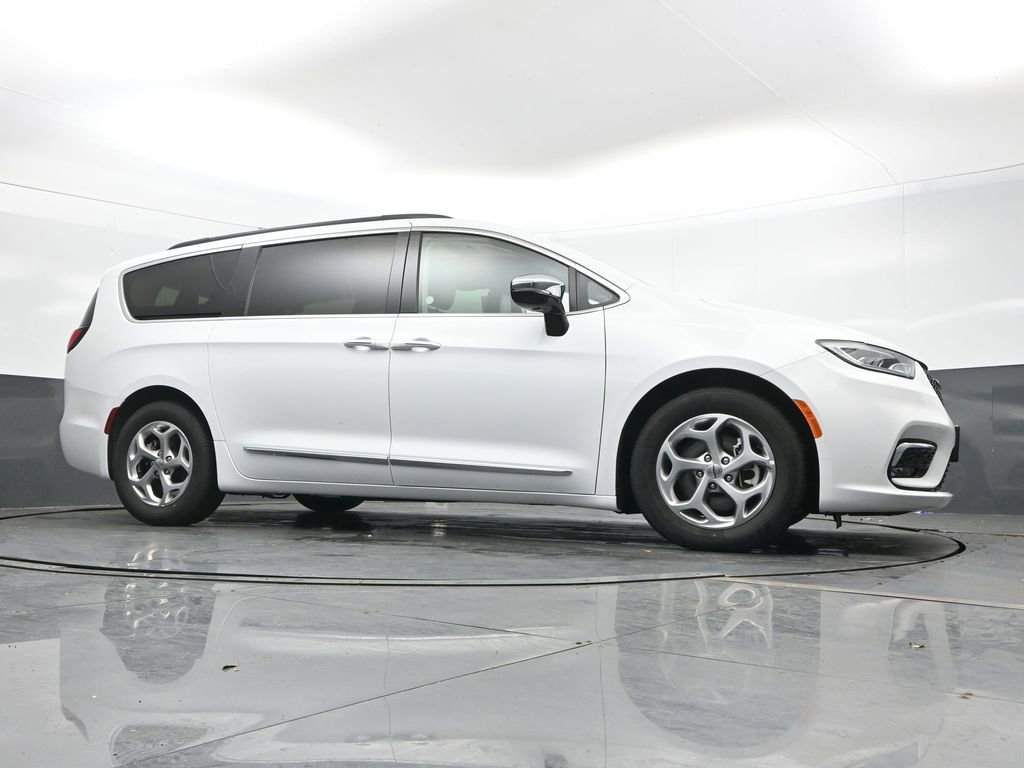 Used 2023 Chrysler Pacifica Limited FWD image 47