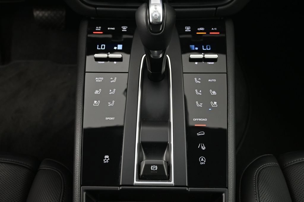 Certified 2024 Porsche Macan AWD/4WD image 18