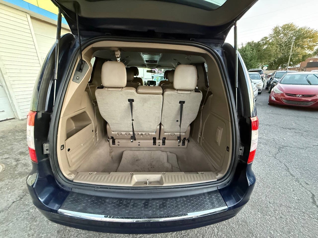 Used 2014 Chrysler Town & Country Touring FWD image 14