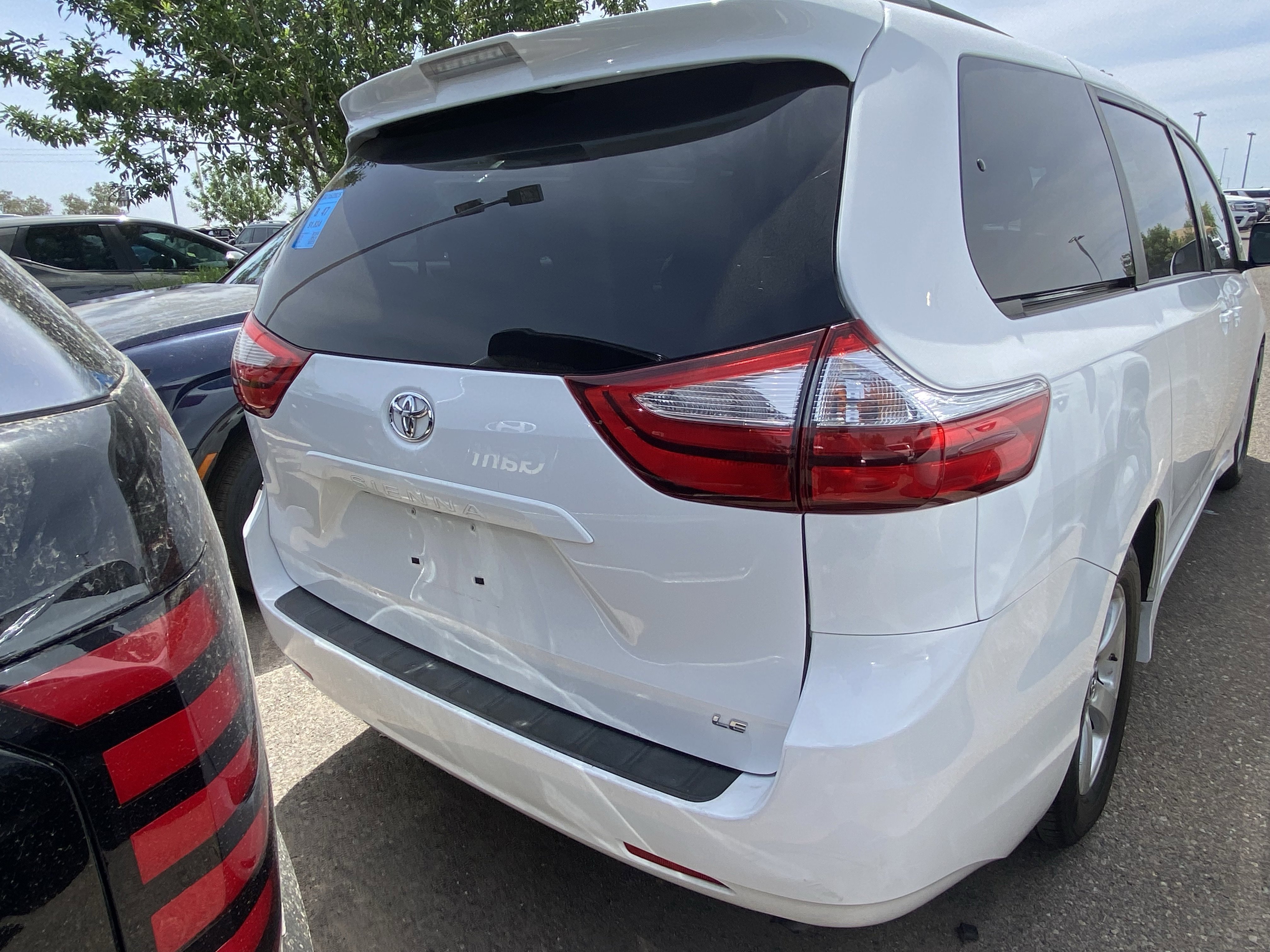 Used 2018 Toyota Sienna LE w/ Carpet Mat Package FWD image 3