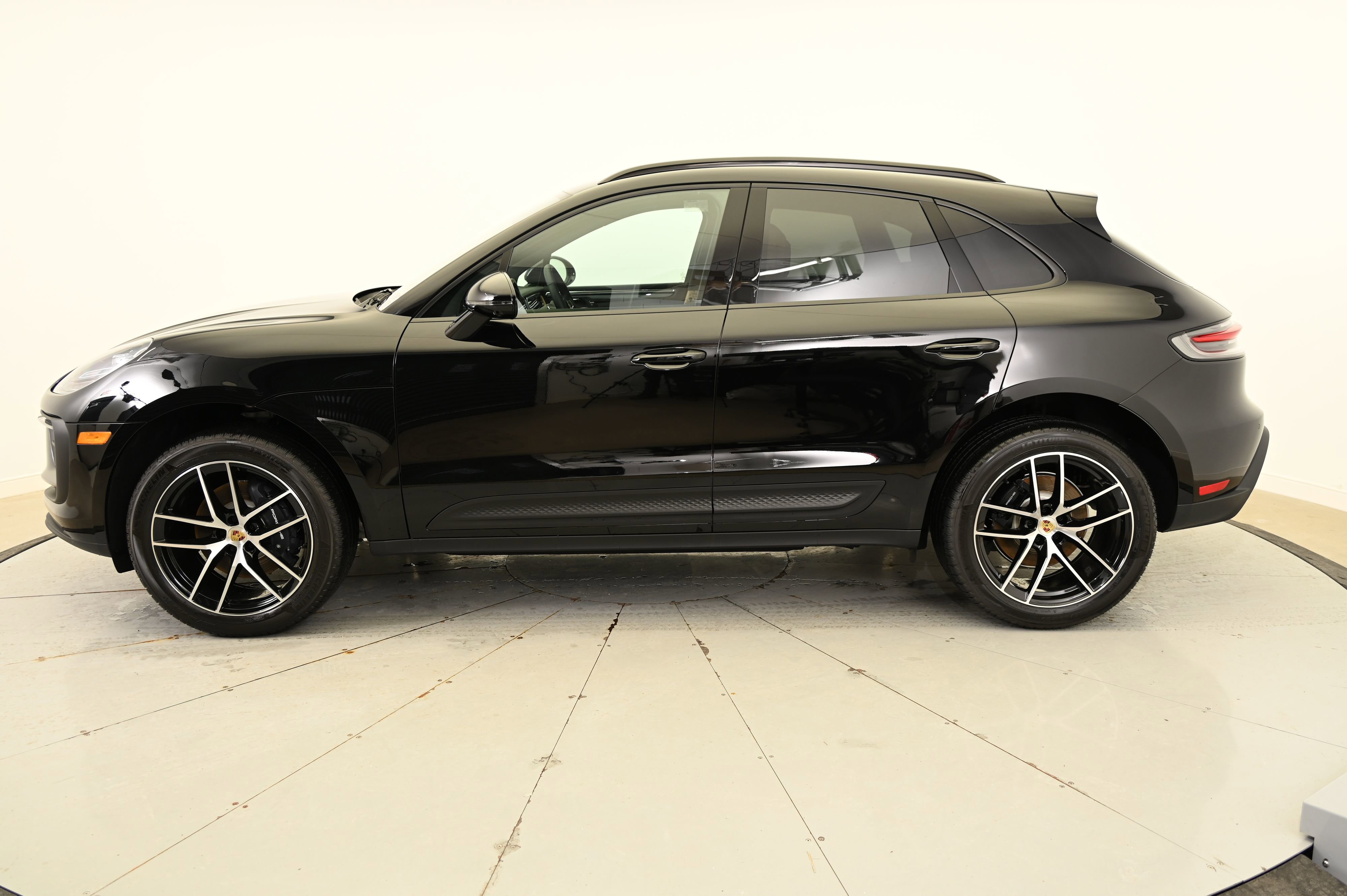 Used 2025 Porsche Macan image 2