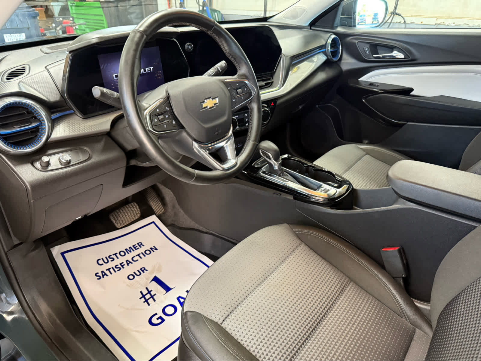 Used 2025 Chevrolet Trax LT w/ Driver Confidence Package image 9