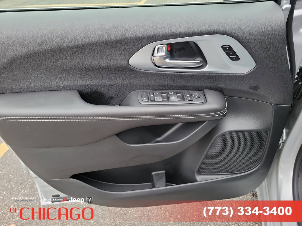 New 2026 Chrysler Pacifica Limited image 20