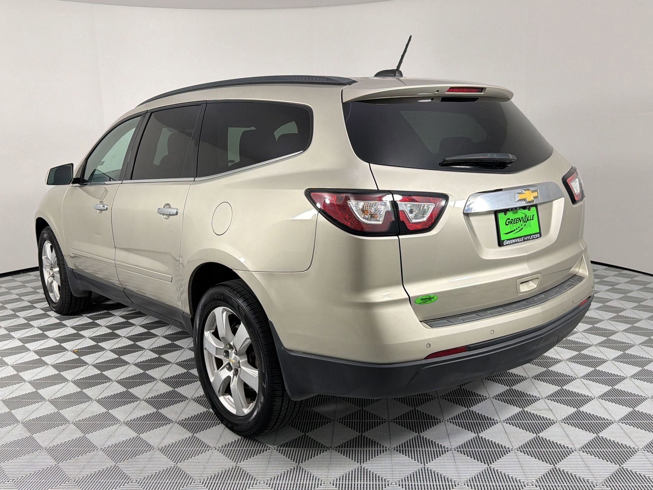 Used 2016 Chevrolet Traverse LT w/ Style and Technology Package image 3