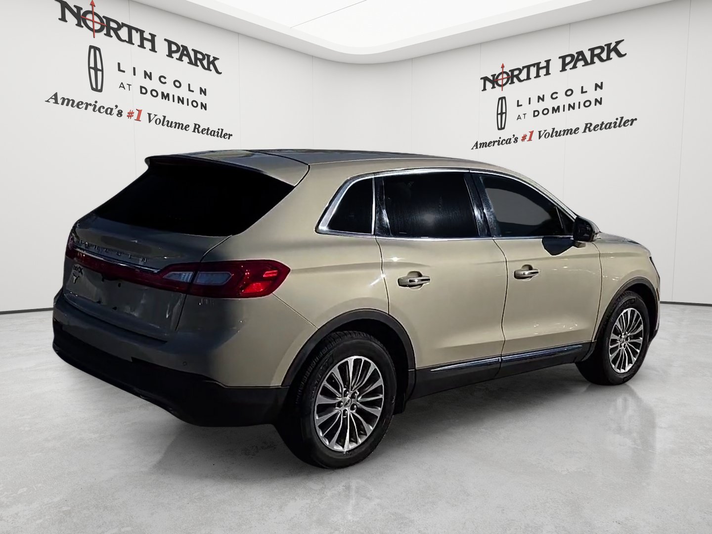 Used 2016 Lincoln MKX Select w/ Select Plus Package FWD image 5