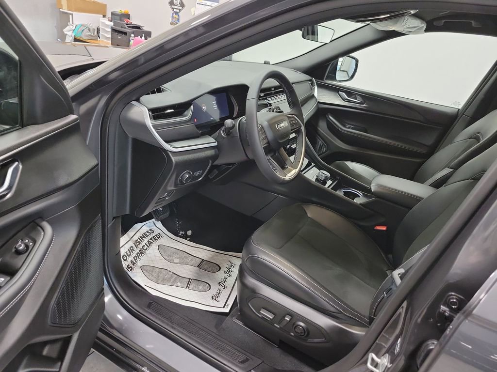 Used 2025 Jeep Grand Cherokee Altitude image 29