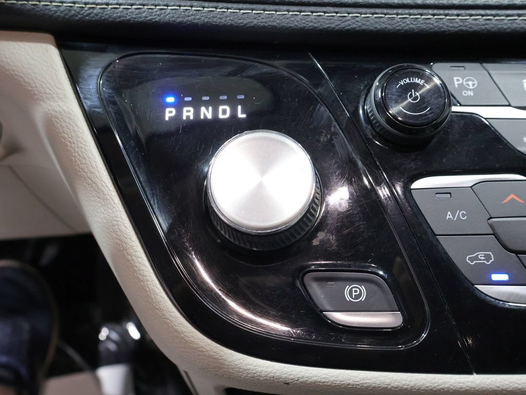 Used 2021 Chrysler Pacifica Touring-L FWD image 36