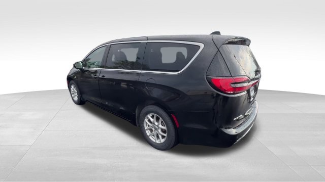 Used 2024 Chrysler Pacifica Touring-L FWD image 4