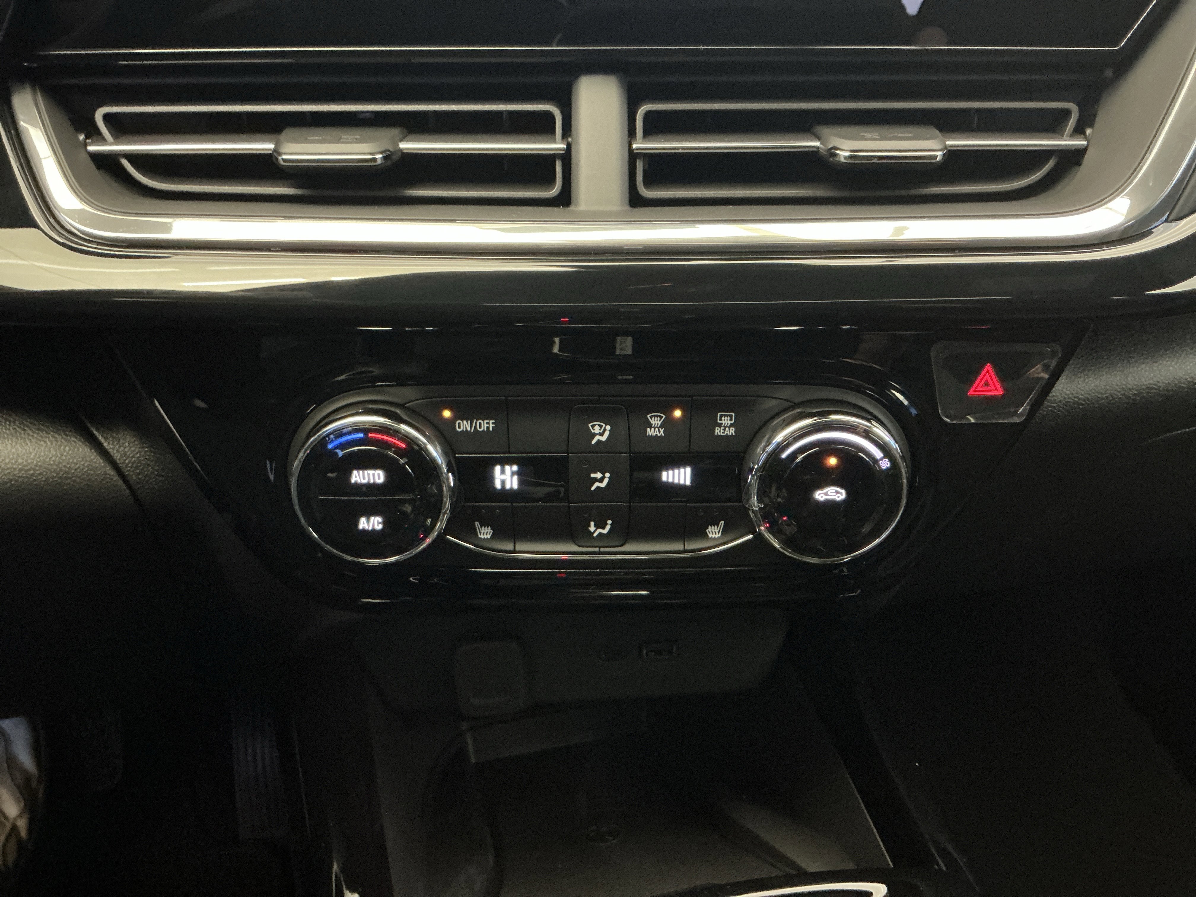 Used 2026 Chevrolet Trax RS w/ Sunroof Package FWD image 21