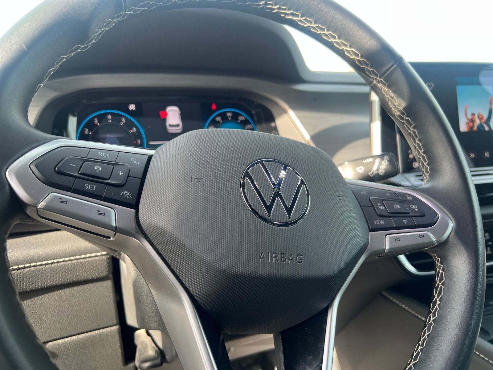 Used 2025 Volkswagen Atlas Cross Sport SE image 28