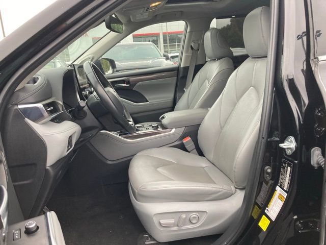 Used 2023 Toyota Highlander Limited image 15
