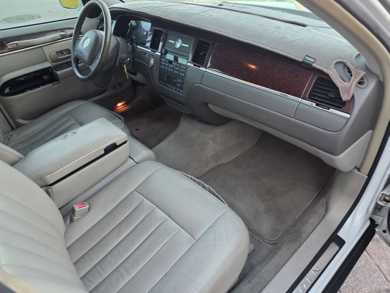 Used 2003 Lincoln Town Car Executive RWD image 14