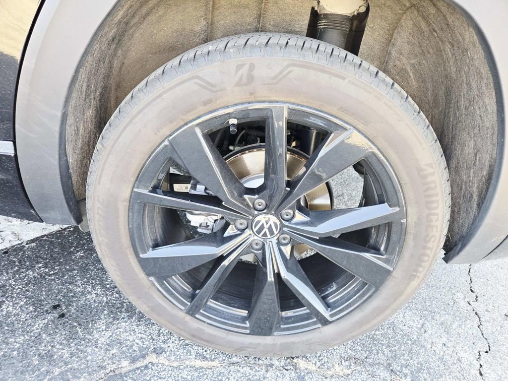 Used 2024 Volkswagen Atlas SEL Premium R-Line image 21