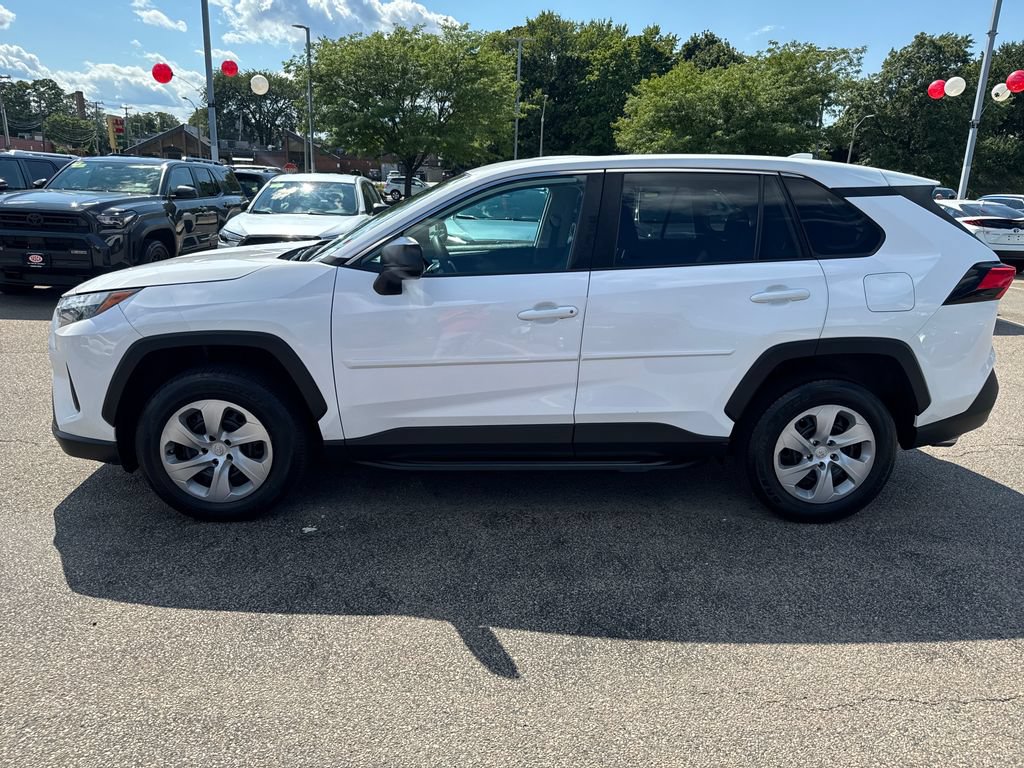 Used 2024 Toyota RAV4 LE AWD/4WD image 4