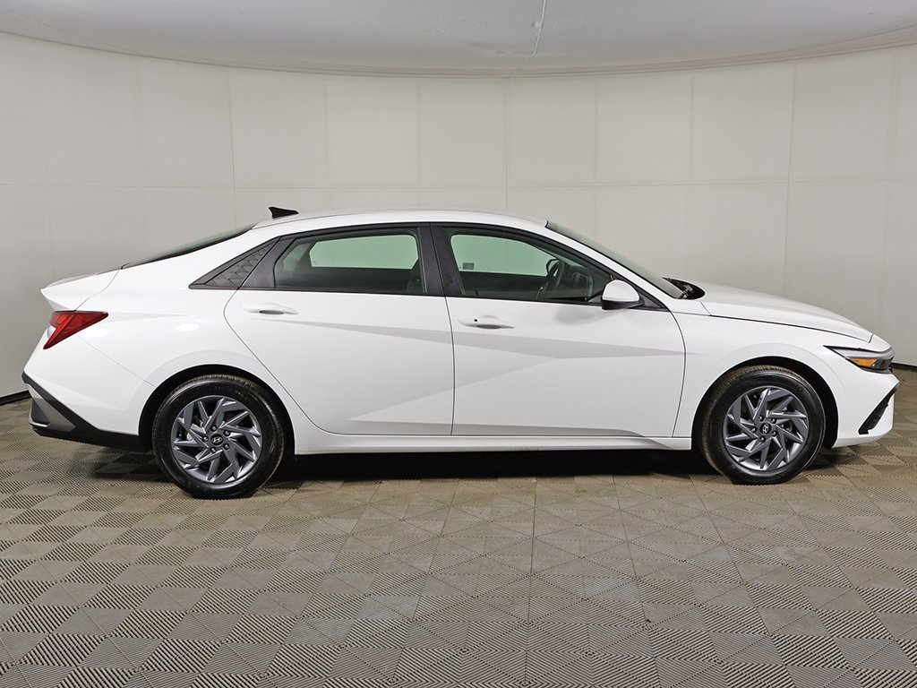 Used 2025 Hyundai Elantra Blue image 13