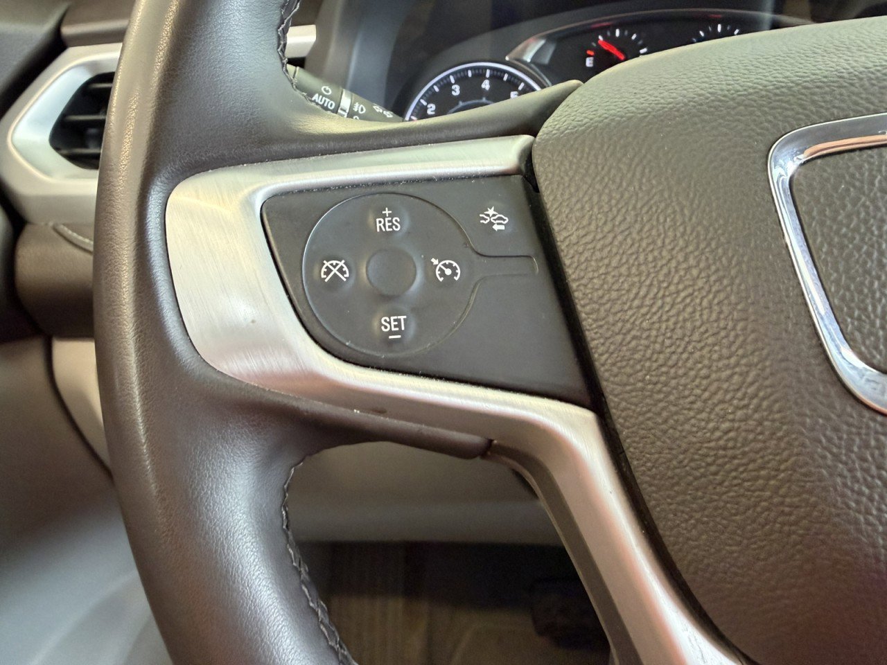 Used 2023 GMC Acadia SLT image 10