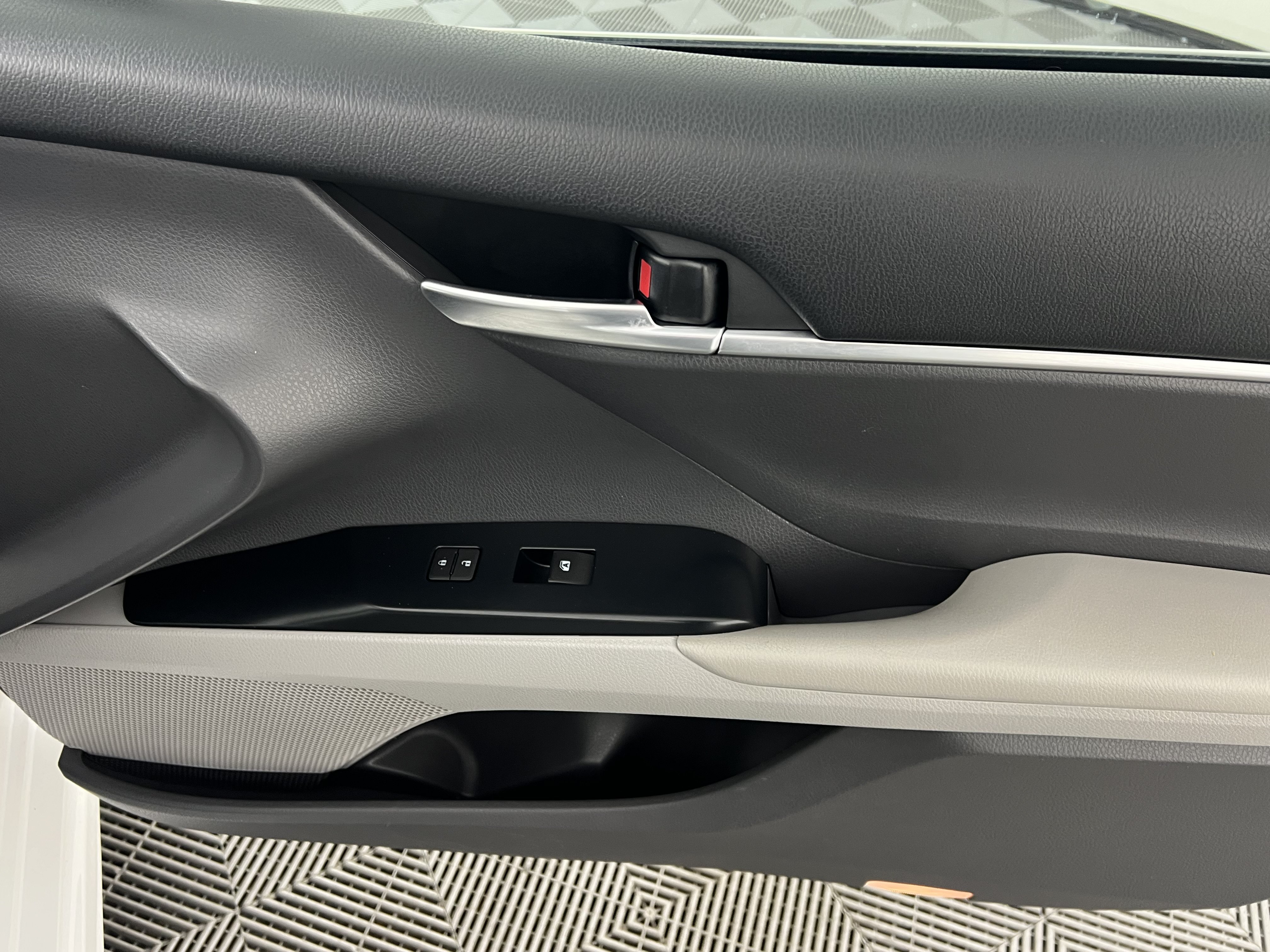 Used 2019 Toyota Camry SE FWD image 23