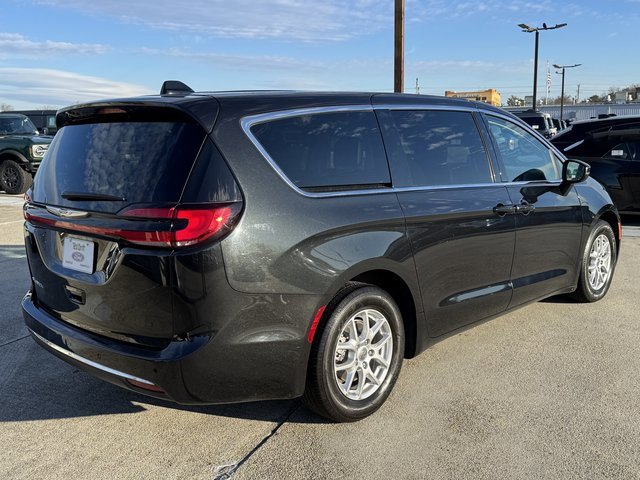 Used 2023 Chrysler Pacifica Touring-L image 8