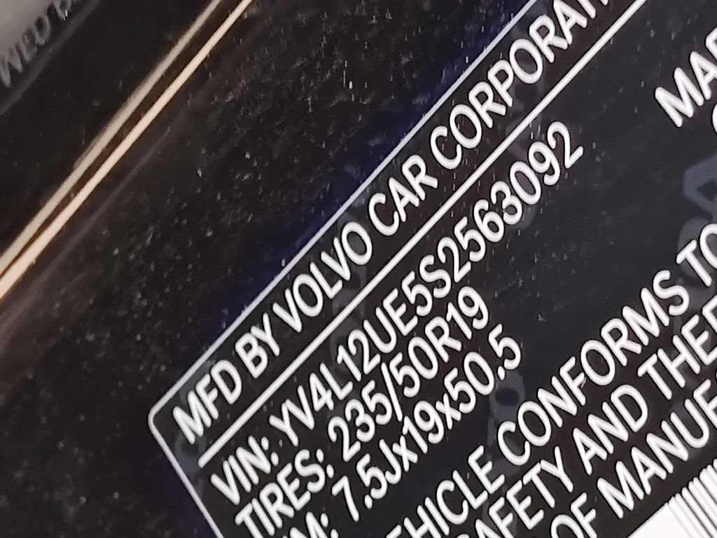 Used 2025 Volvo XC40 B5 Plus AWD/4WD image 19