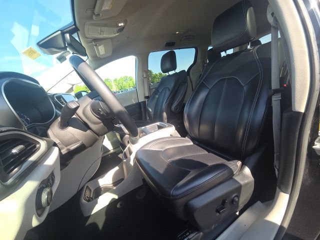 Used 2023 Chrysler Pacifica Touring-L FWD image 28