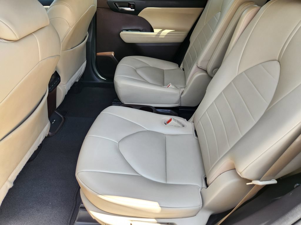 Used 2021 Toyota Highlander XLE FWD image 30
