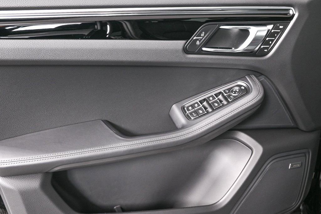 Certified 2026 Porsche Macan AWD/4WD image 6