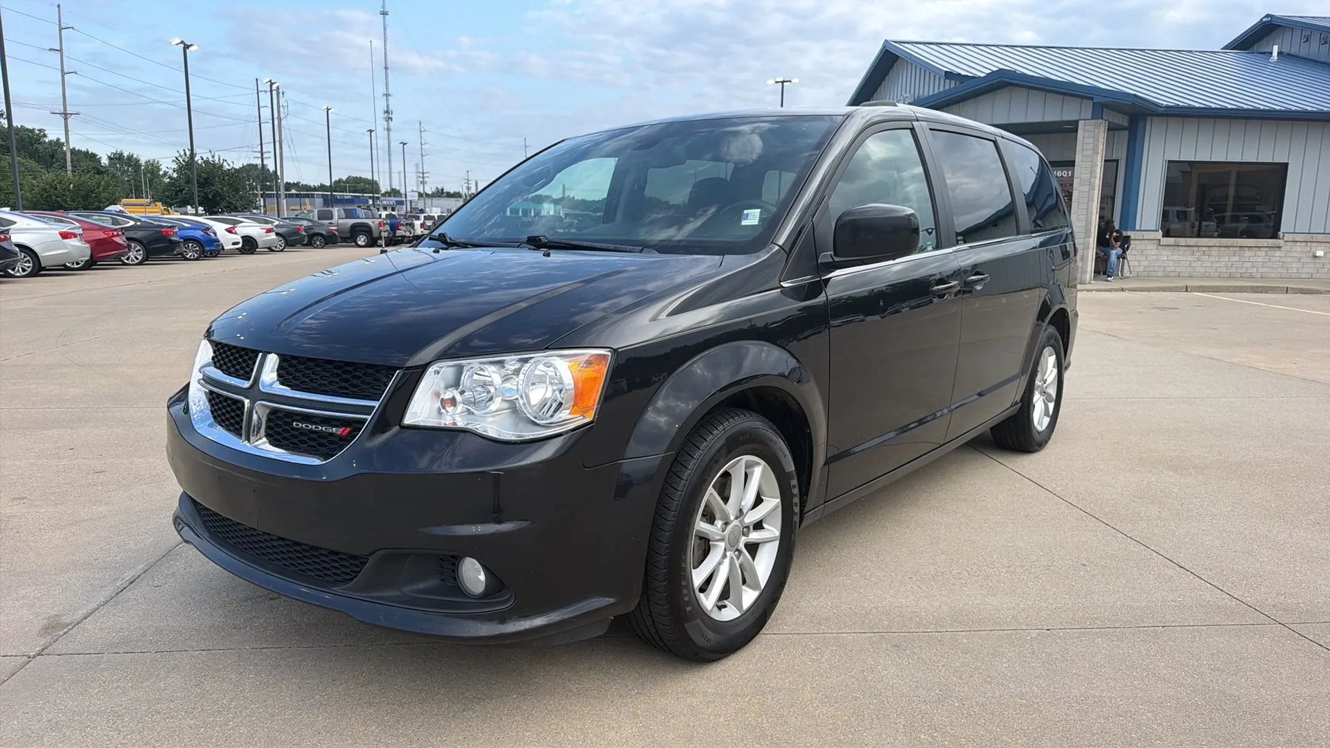 Used 2019 Dodge Grand Caravan SXT w/ Driver Convenience Group FWD image 3