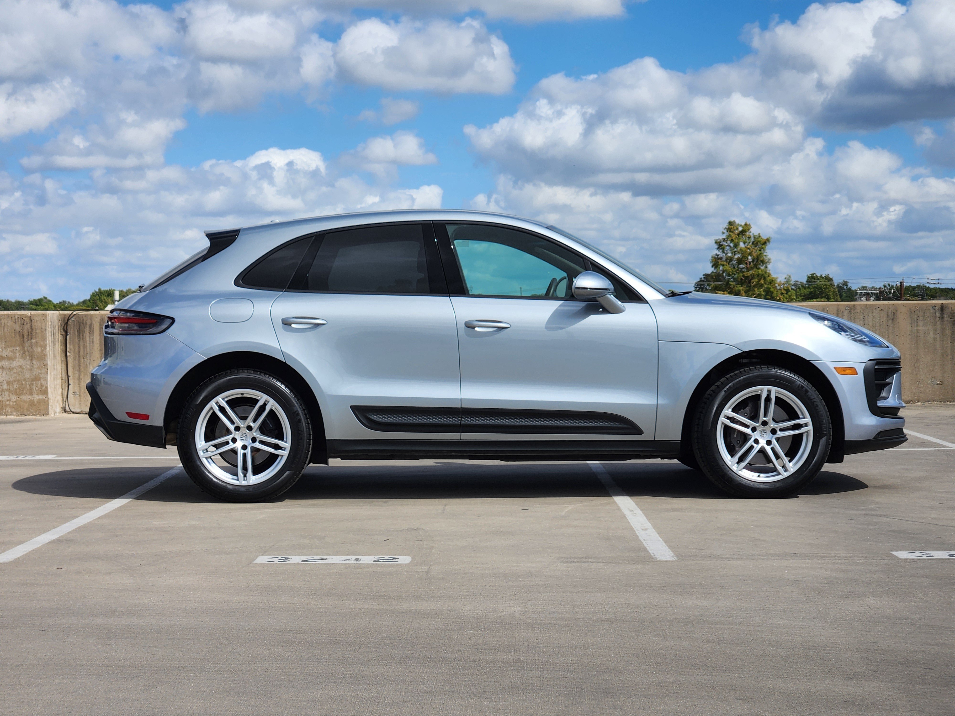 Certified 2026 Porsche Macan AWD/4WD image 9