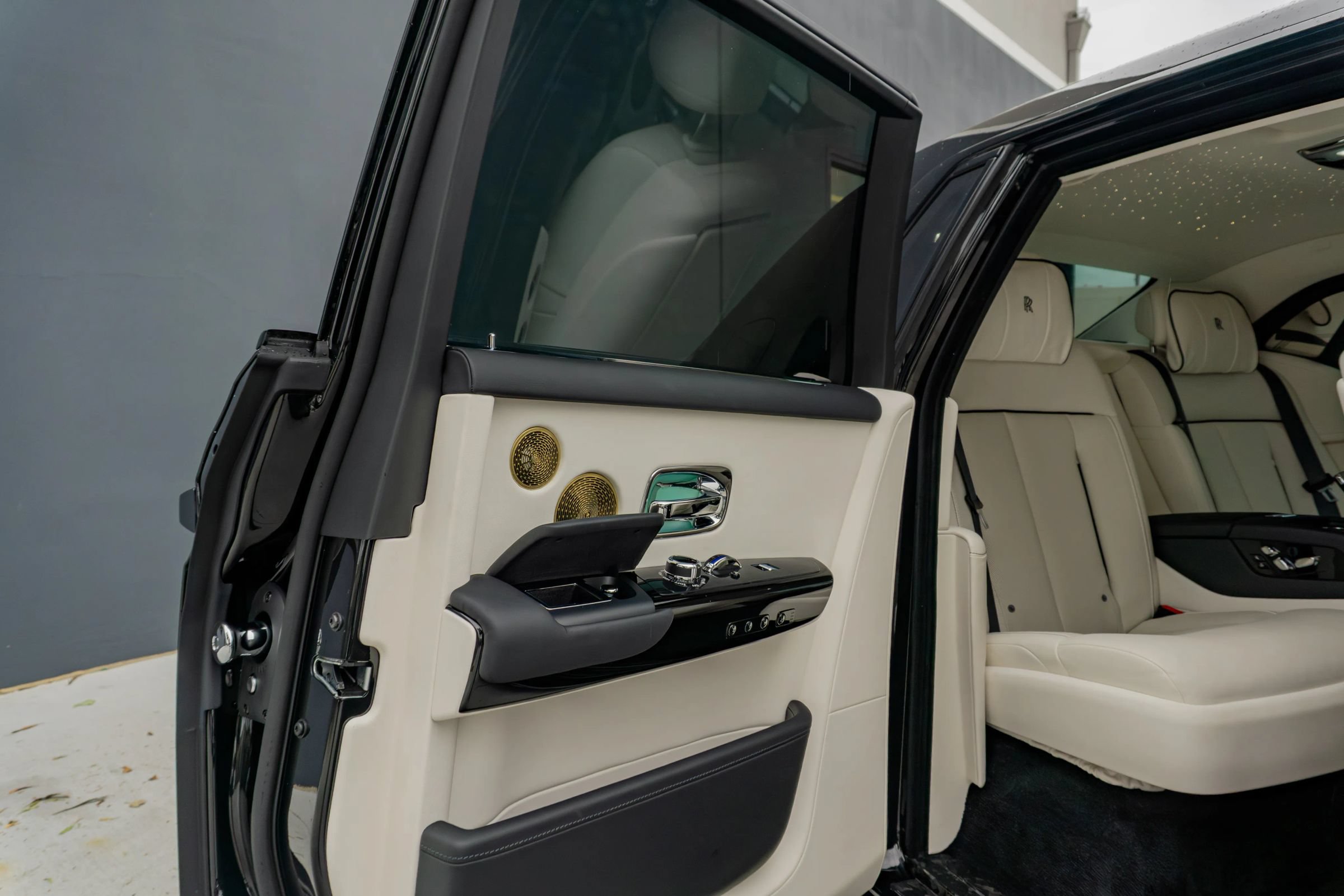 Used 2024 Rolls-Royce Phantom Sedan RWD image 59