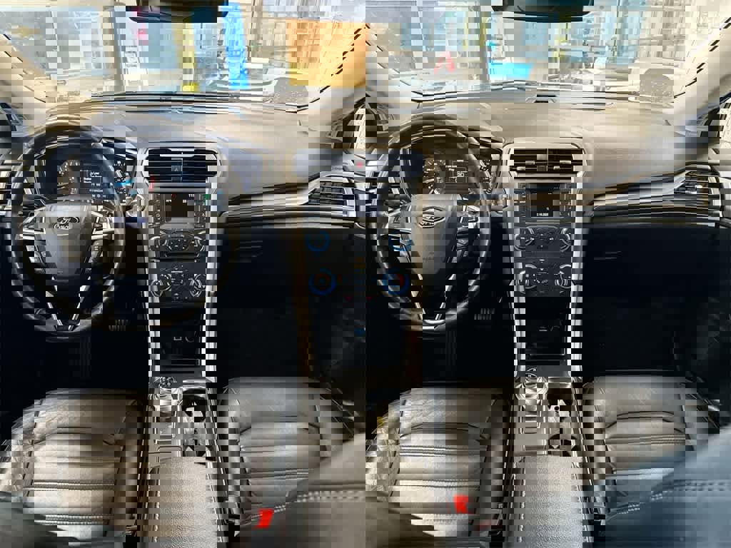 Used 2017 Ford Fusion SE image 16