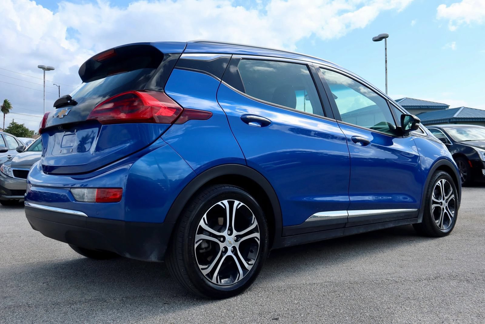 Used 2018 Chevrolet Bolt Premier w/ Driver Confidence II Package FWD image 2