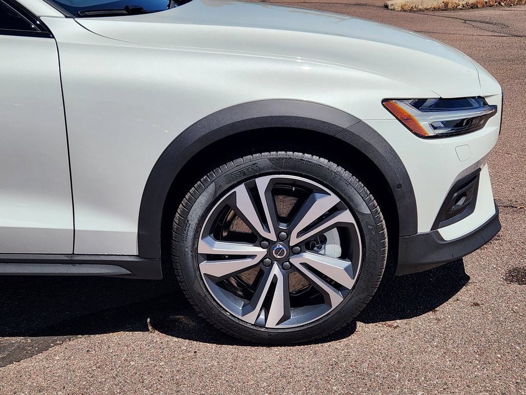New 2026 Volvo V60 B5 Cross Country Plus w/ Climate Package AWD/4WD image 29