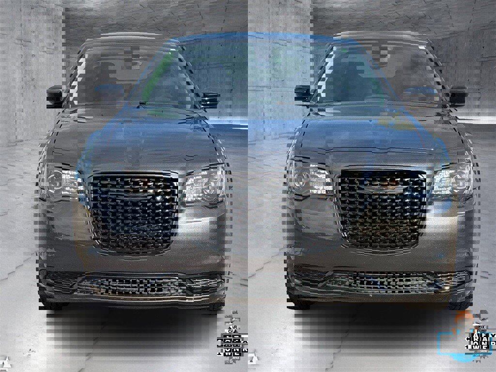 Certified 2023 Chrysler 300 Touring w/ Sport Appearance Package image 5