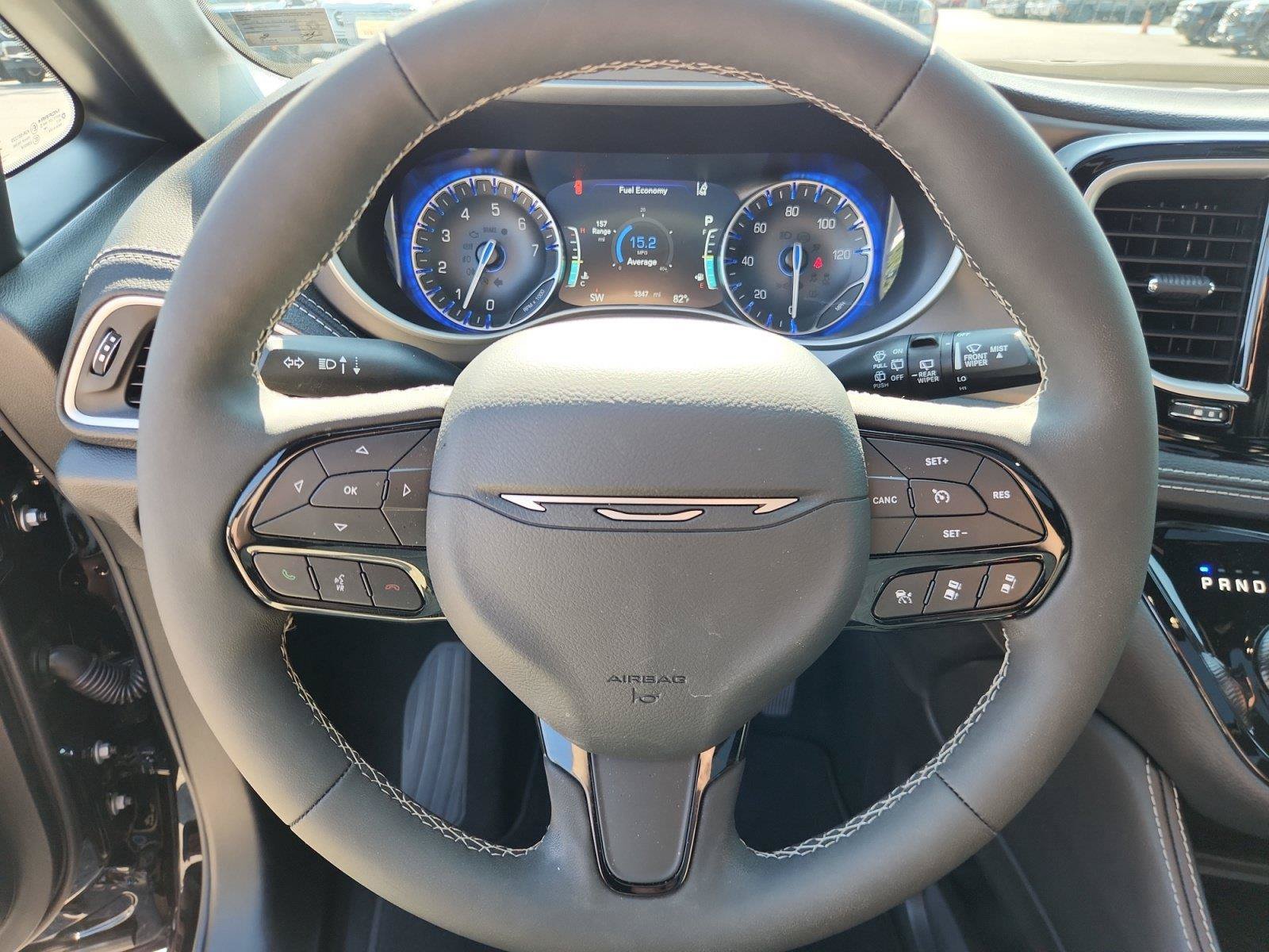 Used 2027 Chrysler Pacifica Limited FWD image 22