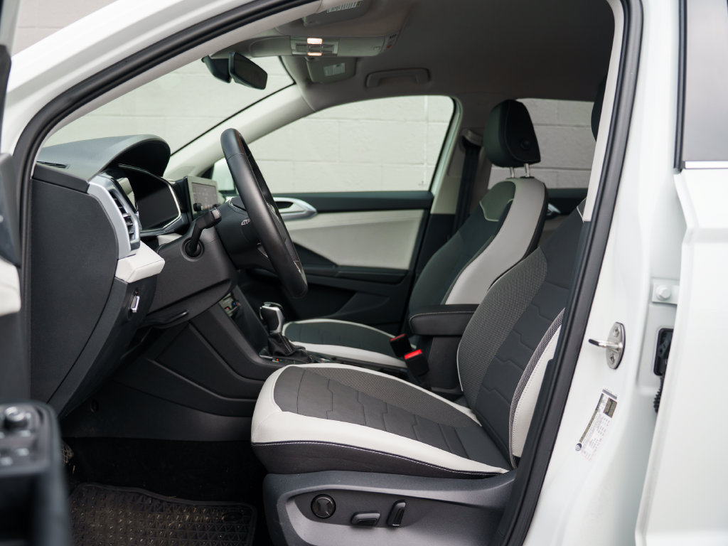 Certified 2025 Volkswagen Taos SE AWD/4WD image 17