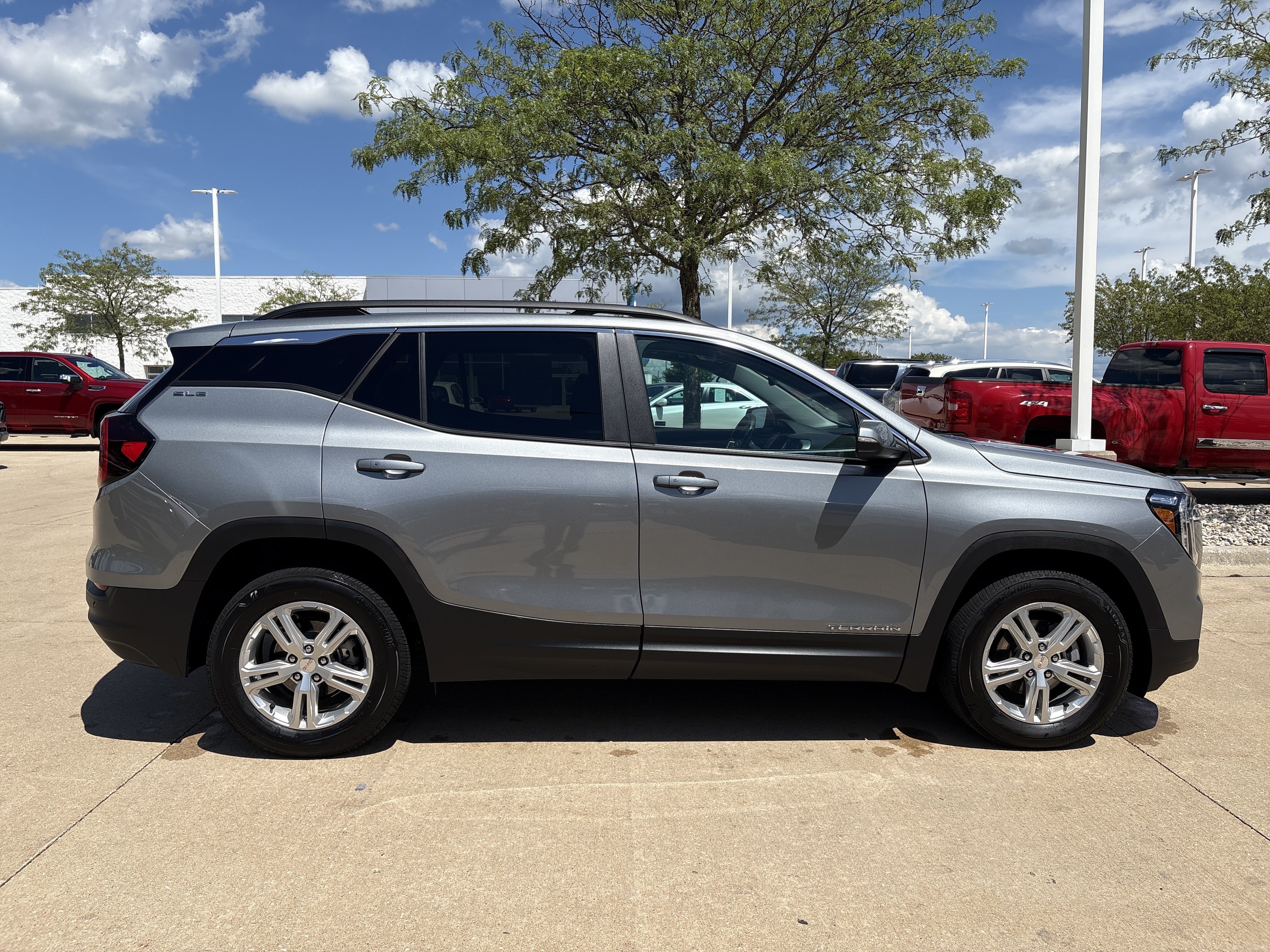 Used 2024 GMC Terrain SLE w/ Driver Convenience Package AWD/4WD image 8