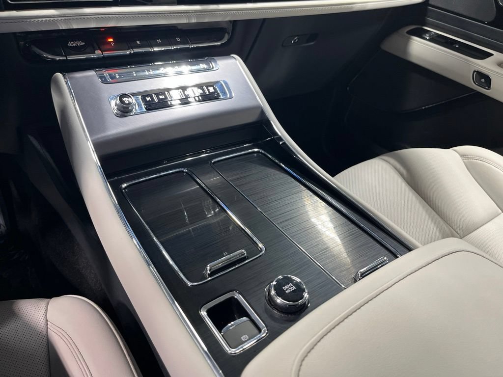 Used 2025 Lincoln Aviator AWD w/ Jet Appearance Package image 32
