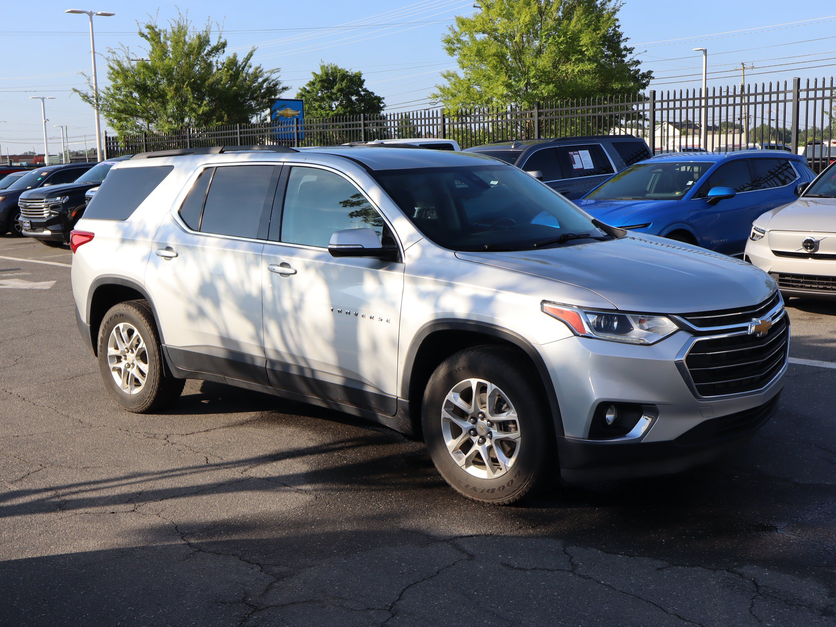 Used 2020 Chevrolet Traverse LT FWD image 13