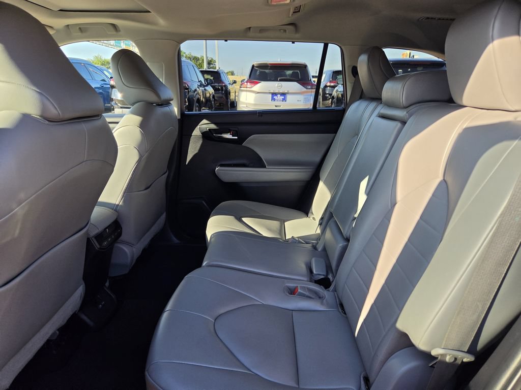 Used 2022 Toyota Highlander XLE FWD image 30
