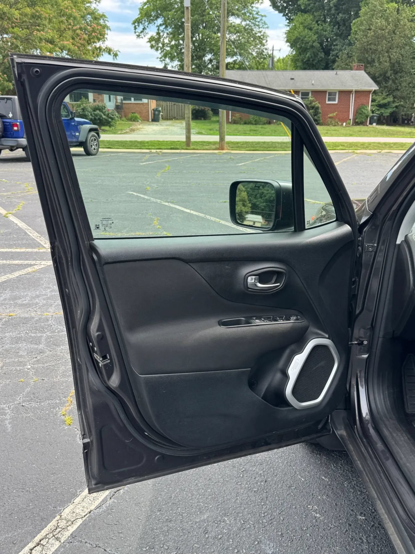 Used 2018 Jeep Renegade Latitude w/ Cold Weather Group AWD/4WD image 20