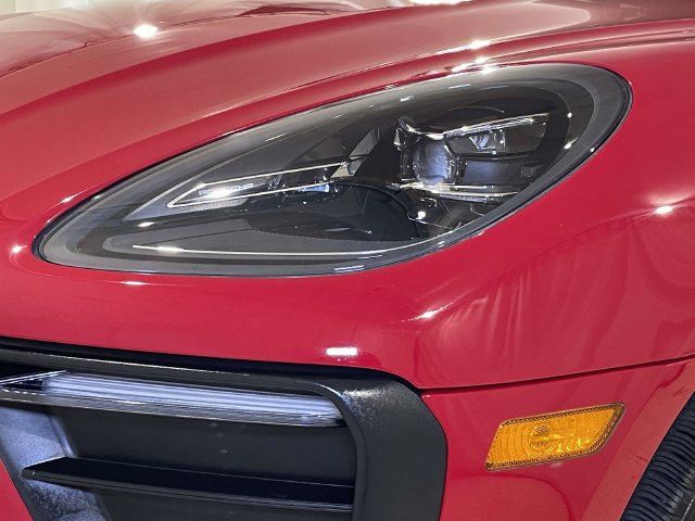 Certified 2022 Porsche Macan AWD/4WD image 15