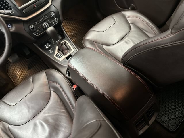 Used 2015 Jeep Cherokee Trailhawk AWD/4WD image 25