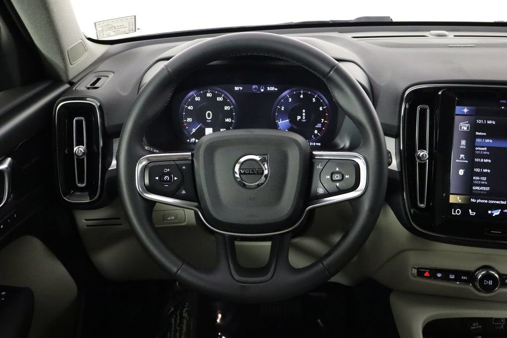 Used 2022 Volvo XC40 T5 Momentum AWD/4WD image 7