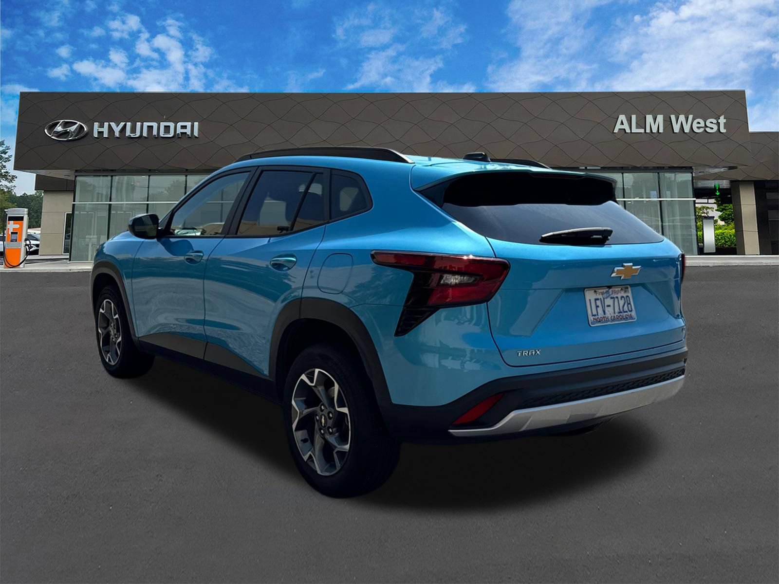 Used 2025 Chevrolet Trax LT FWD image 7