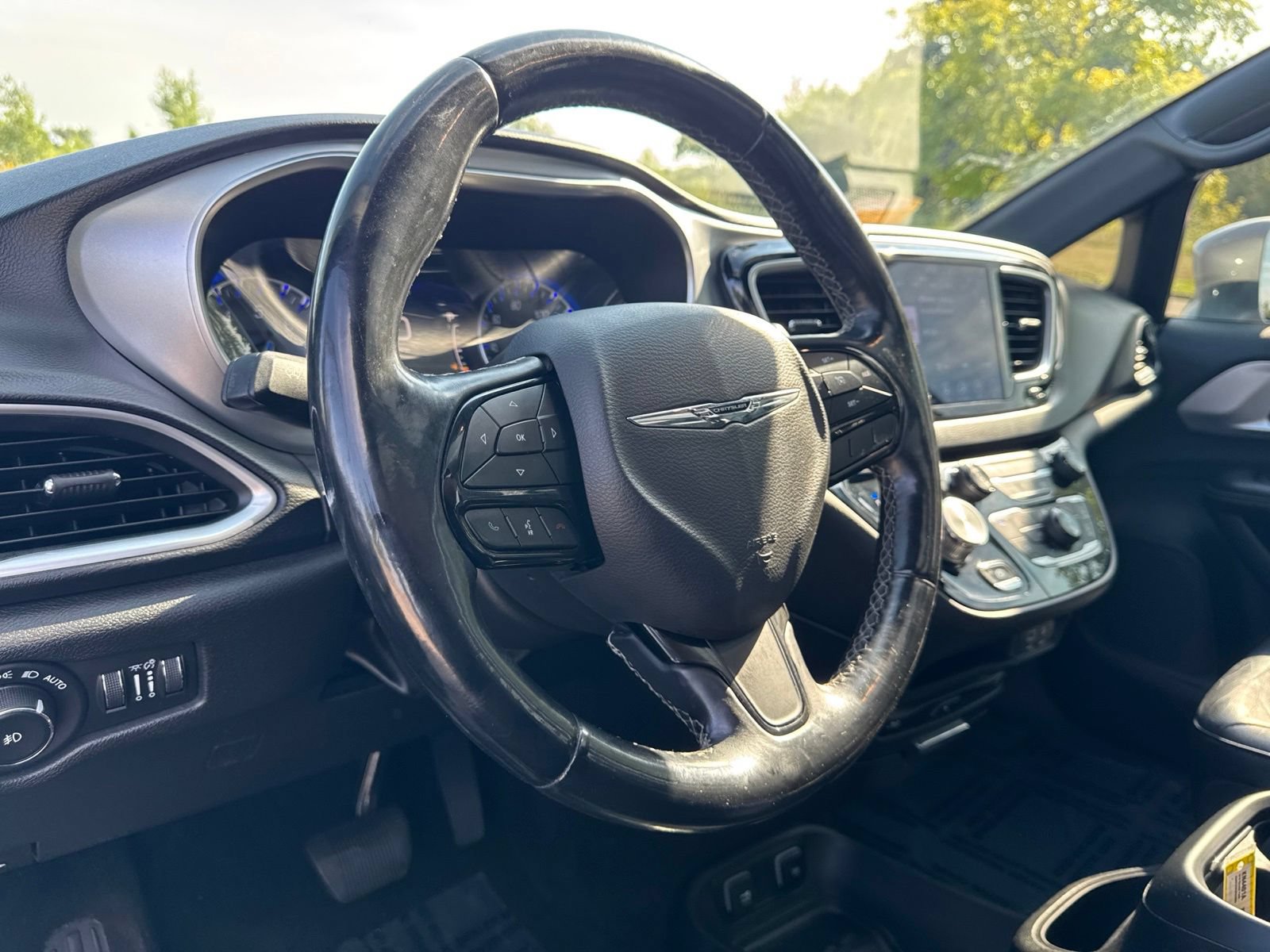 Used 2018 Chrysler Pacifica Touring-L Plus FWD image 22
